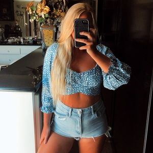 🆕 NWT Blue and white spotted tie back long sleeve crop top